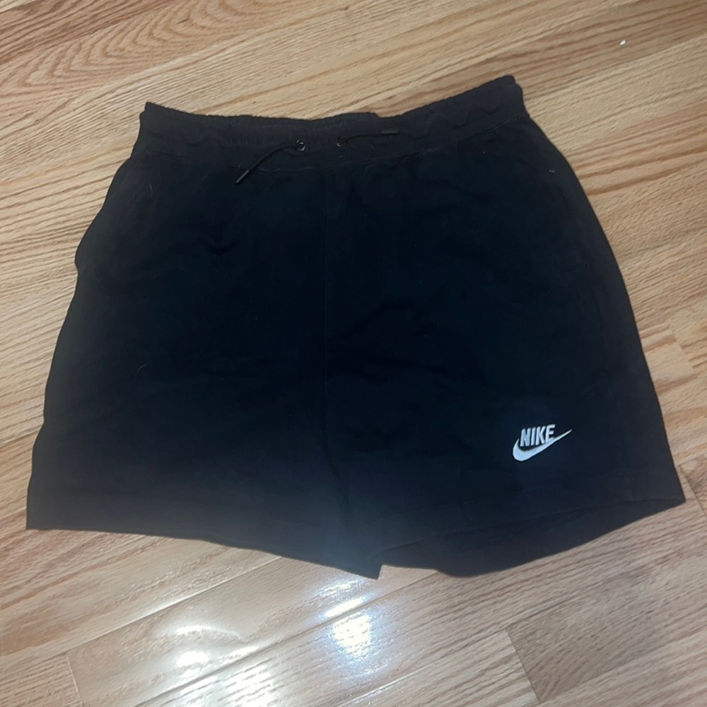 BLACK NIKE SHORTS